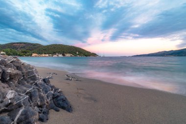 Yunanistan 'ın Poros plajındaki eşsiz kaya oluşumuna dalgalar sıçrıyor