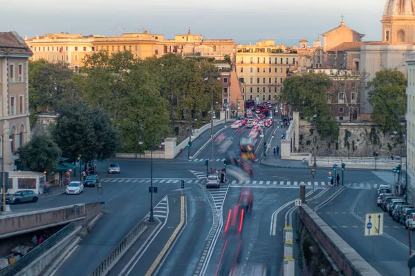 Biltrafik Rom Italien Kvällstorget — Stockfoto