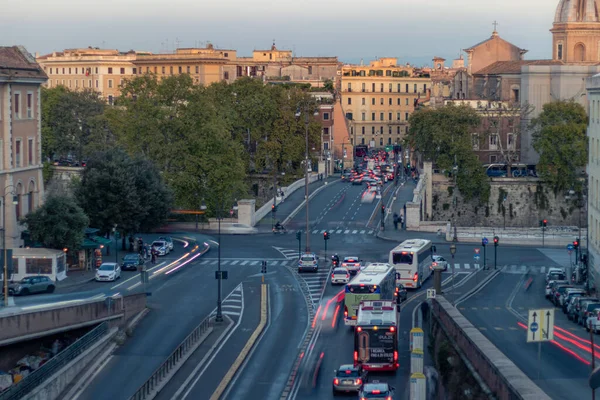이탈리아의 시에서는 자동차 통행이 이루어진다 — 스톡 사진