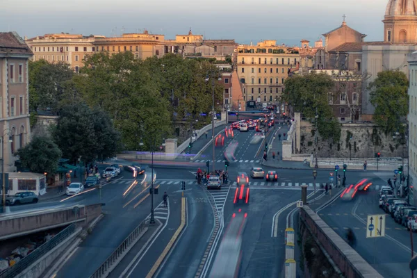 이탈리아의 시에서는 자동차 통행이 이루어진다 — 스톡 사진