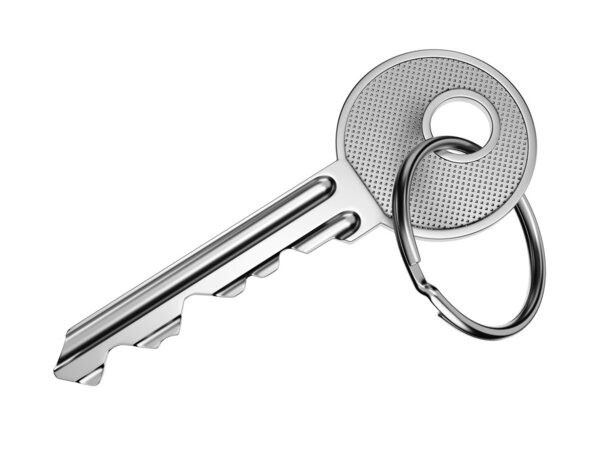 Ключ от двери изолирован на белом
