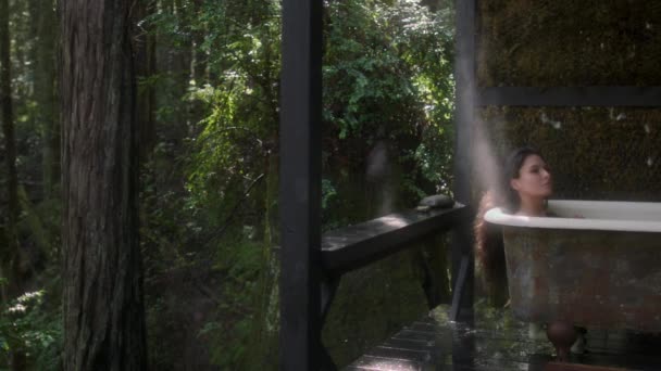 Una Chica Una Bañera Bosque Durante Lluvia Hermosa Joven Que Metraje De Stock