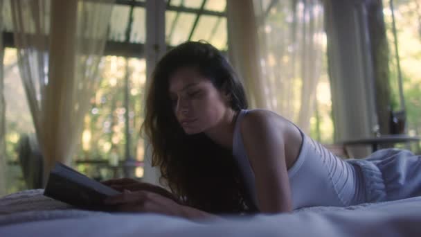 Молода Жінка Читає Книгу Ліжку Інтер Єрі Спальні Вид Збоку — стокове відео