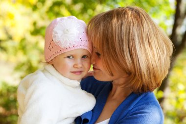 baby op handen bij Mama
