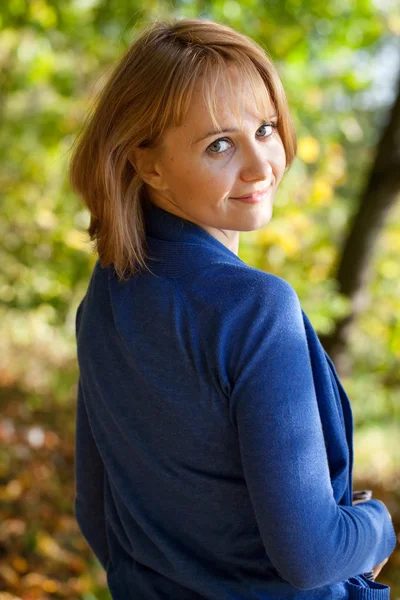 Mulher bonita em uma camisola azul — Fotografia de Stock