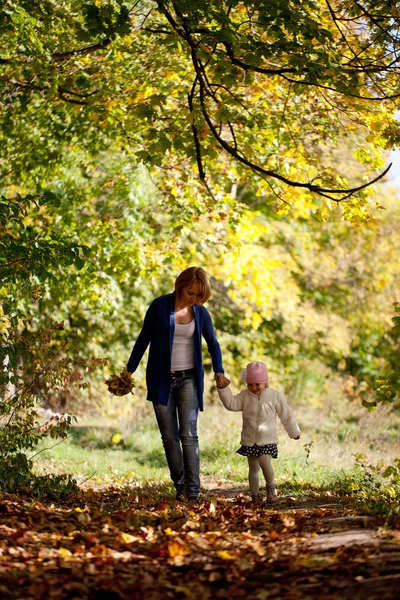 Matka a dcera kráčející lesem — Stock fotografie
