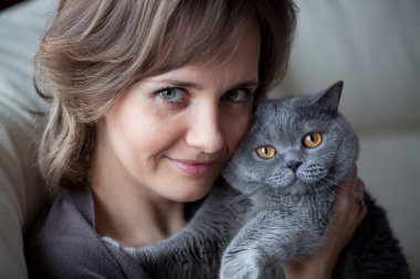 genç ve güzel bir kedi kadınla