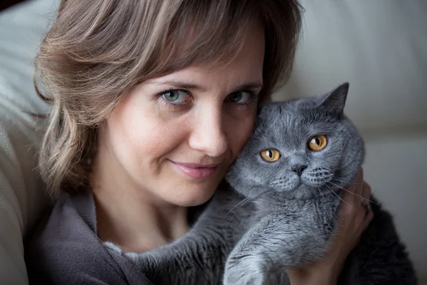 Pretty young woman with a cat — Stock Photo, Image