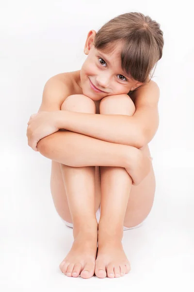 Meisje in korte broek zitten — Stockfoto