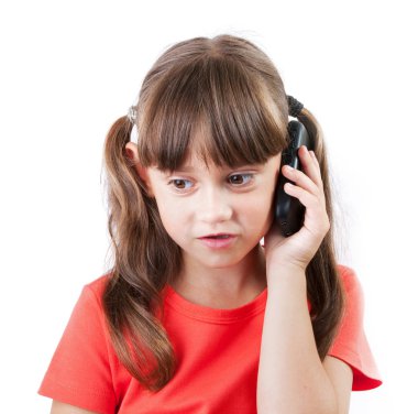 gri arka plan üzerinde bir telefon ile küçük kız