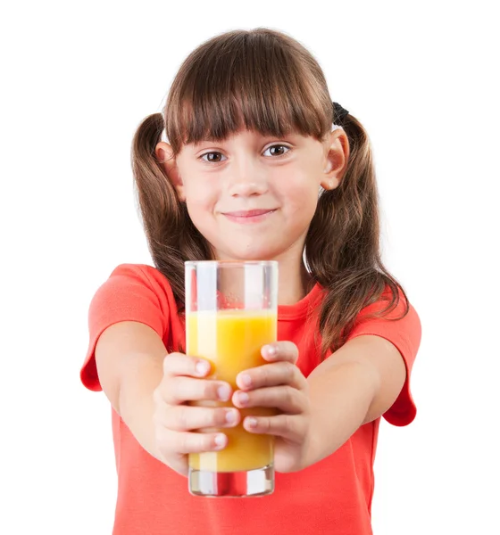 Kleines Mädchen mit Saft in seinen ausgestreckten Händen — Stockfoto