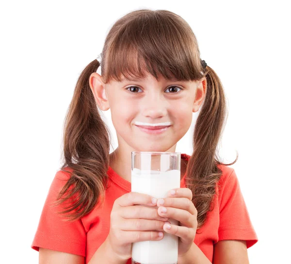 Liten flicka med ett glas kärnmjölk — Stockfoto