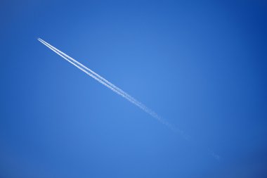 Jet uçak gökyüzünde