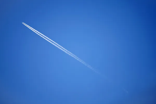 Tryskové letadlo na obloze — Stock fotografie
