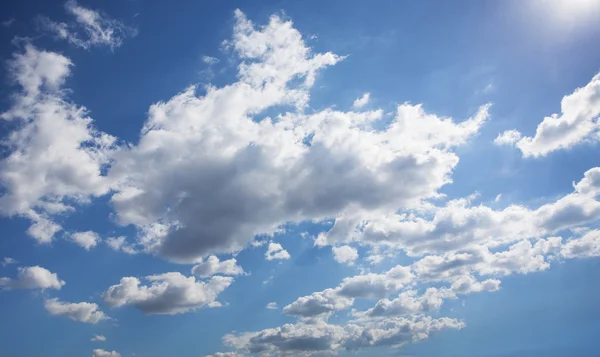 Cumulus nuages se déplaçant à travers le ciel — Photo