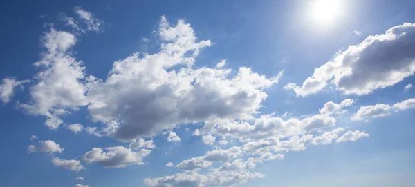 Witte cumulus wolken verspreid over de hemel — Stockfoto