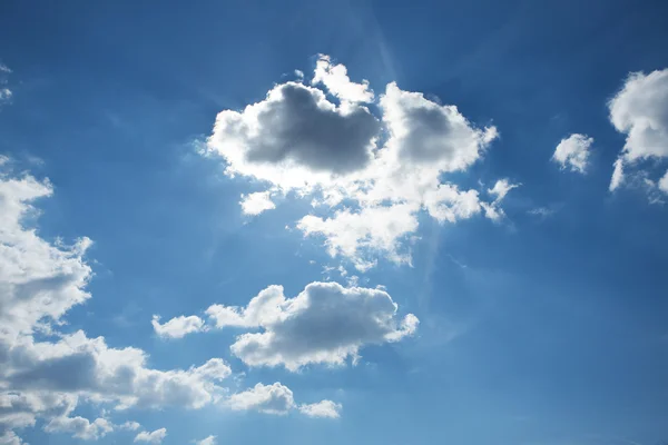 Hemelsblauw met wit cumulus wolken — Stockfoto