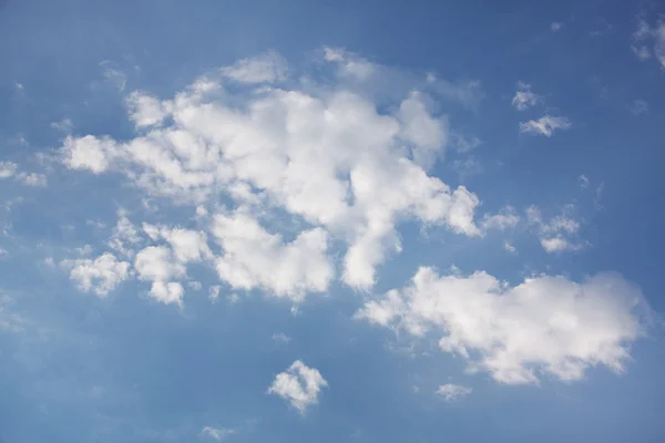 Leichte Kumuluswolken am Himmel — Stockfoto