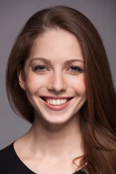 Bela sorrindo jovem mulher — Fotografia de Stock