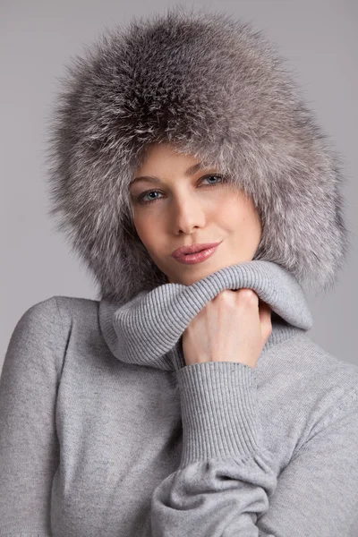 Stilvolle Frau mit Winterpelzmütze — Stockfoto