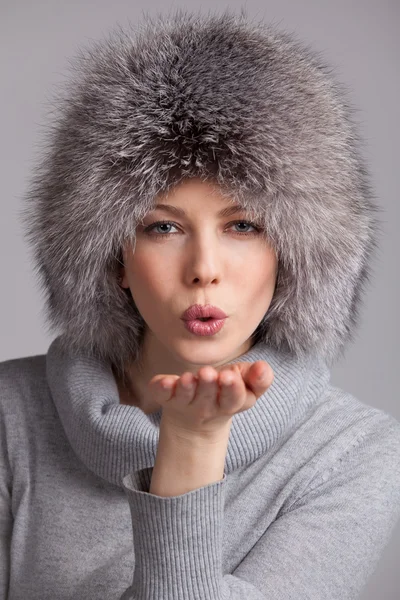 Mulher bonita em um chapéu de inverno de pele — Fotografia de Stock
