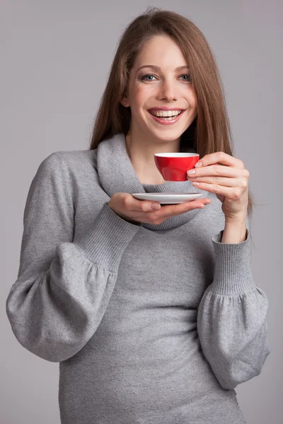 Vacker brunett med kopp kaffe — Stockfoto