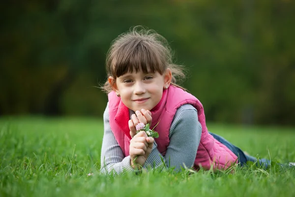 Petite fille allongée sur l'herbe — Photo