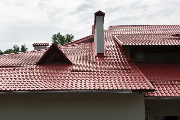 kır evi döşenmiş bir çatı