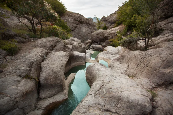 Mały strumień płynie wśród kamieni — Zdjęcie stockowe