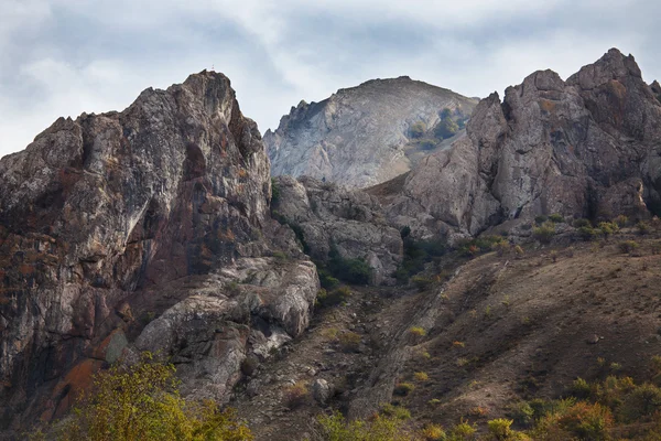 Picos espesso da cadeia montanhosa — Fotografia de Stock