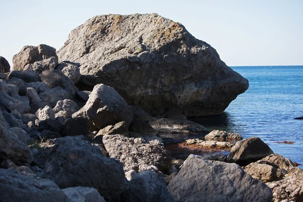 Stone has broken away from the mountain — Stock Photo, Image