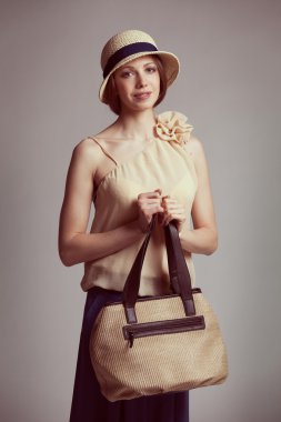 retro elbiseli şık genç kadın