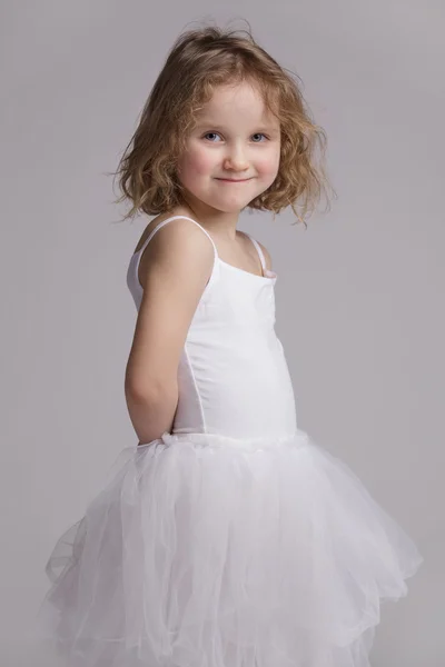 Очаровательная счастливая малышка в балетной пачке — стоковое фото