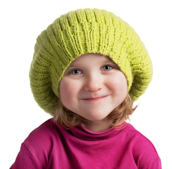 Счастливая маленькая девочка в вязаной шапочке — стоковое фото