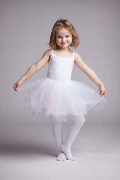 Feliz niña en vestido bailarina —  Fotos de Stock