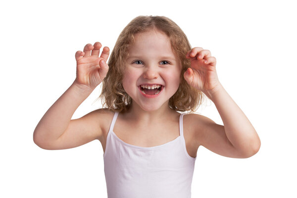 Маленькая веселая девочка игриво пугает кого-то
