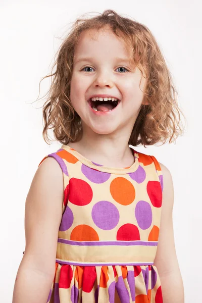 Glückliches kleines Mädchen in einem hellen Kleid — Stockfoto