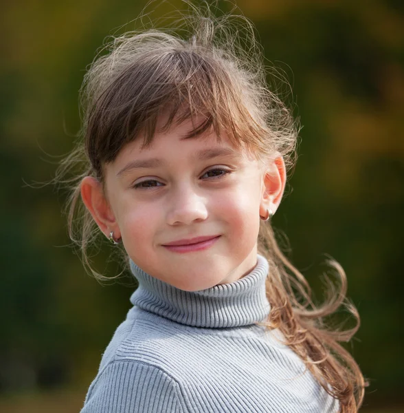 Liten flicka i en grå tröja — Stockfoto