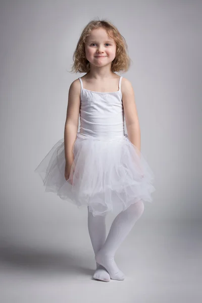 Счастливая маленькая девочка в балетном платье — стоковое фото