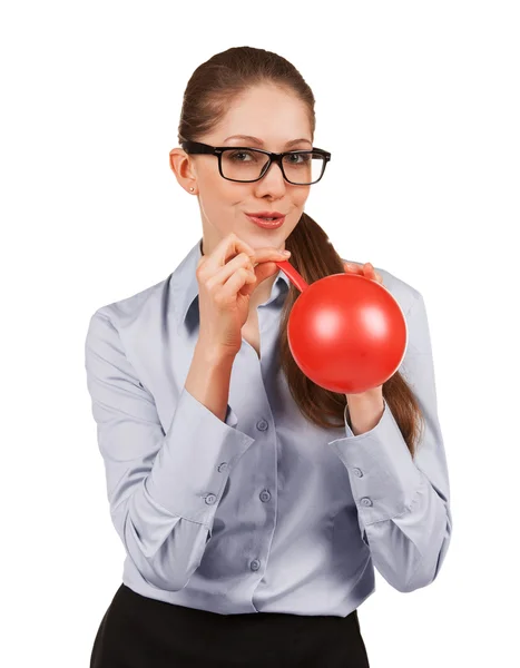 Mulher com óculos inflando um balão de borracha — Fotografia de Stock