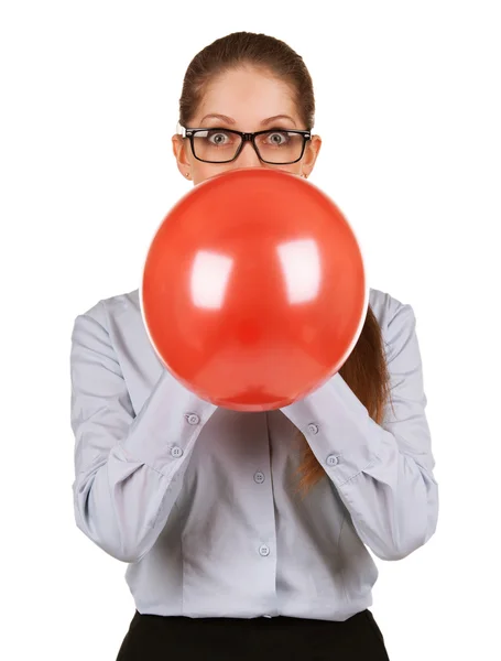 Flicka blåsa upp en stor röd ballong — Stockfoto