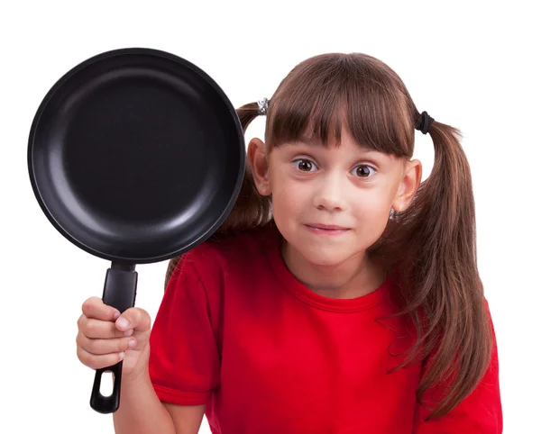 Маленькая девочка держит сковородку — стоковое фото