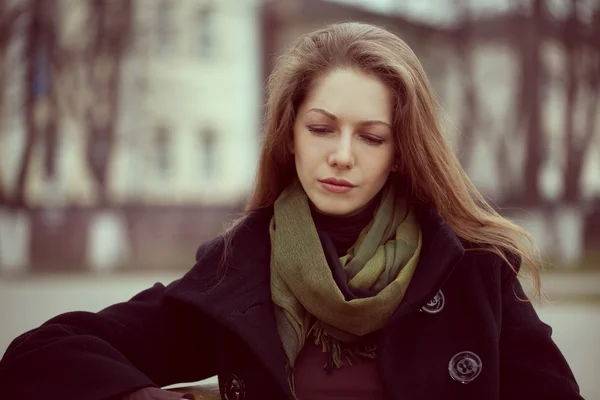 Leuke jonge langharige vrouw grieves — Stockfoto