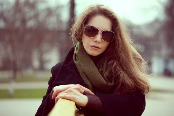 Gyönyörű fiatal nő, napszemüveg, pihenő — Stock Fotó