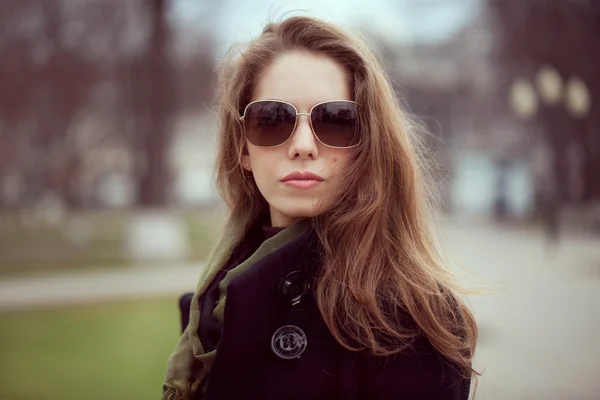 Молода жінка в стильних сонцезахисних окулярах — стокове фото