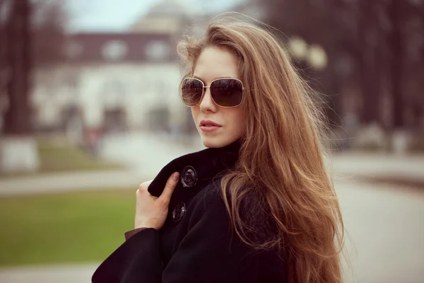 Όμορφη νεαρή γυναίκα σε μόδας γυαλιά ηλίου — Φωτογραφία Αρχείου