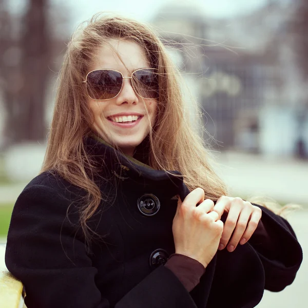 Νεαρή γυναίκα σε γυαλιά χαμόγελα διασκέδαση — Φωτογραφία Αρχείου