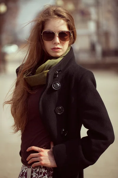 Stílusos lány, hosszú haj, napszemüveget visel — Stock Fotó