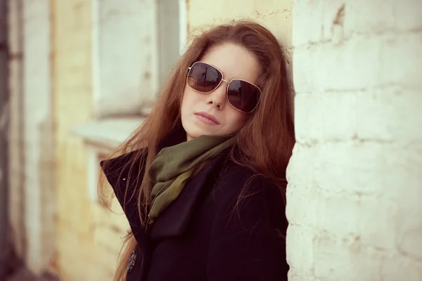 Linda chica apoyada en una pared — Foto de Stock