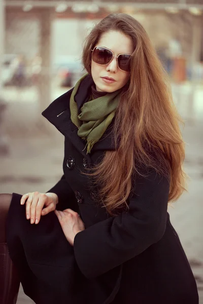 Hermosa mujer en un elegante abrigo negro —  Fotos de Stock